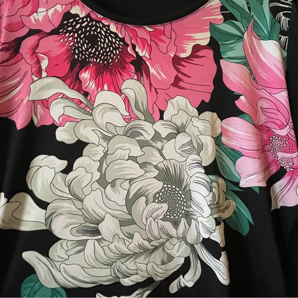 🚨Susan Graver 20W Floral Print Black Top P2P:27” L:28” - Picture 2 of 8